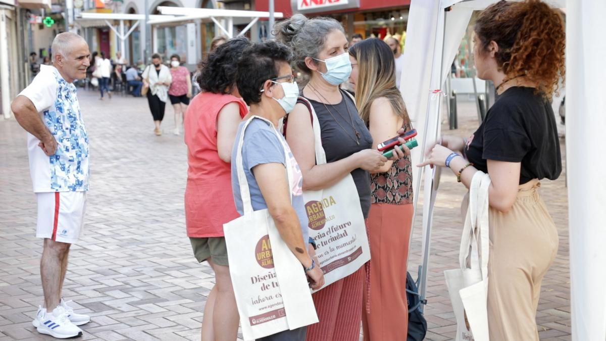Público de diferentes edades ha pasado por el stand informativo de la Agenda Urbana de Almendralejo